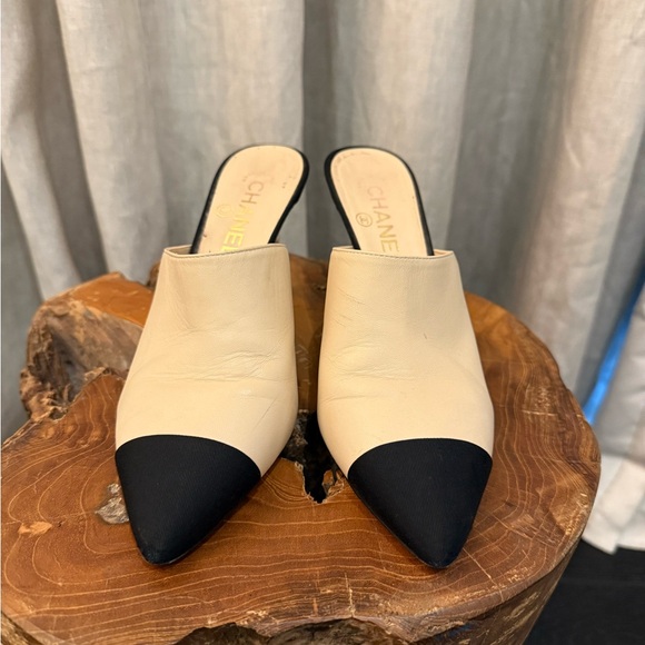 CHANEL Heeled Mule with Pearl heel - Picture 2 of 4